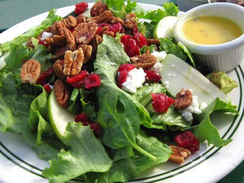 Фитнес-салат с клюквой и грецкими орехами