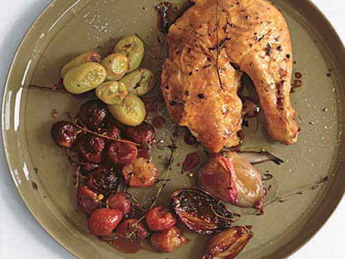 Курица с жареным виноградом и луком