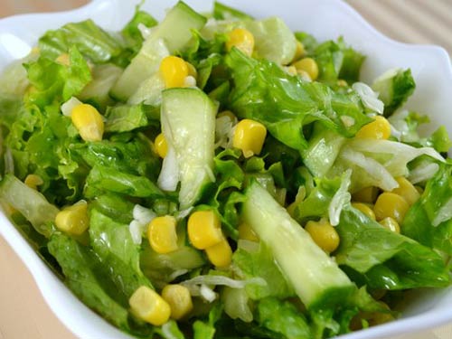 Салат из огурцов, капусты и кукурузы