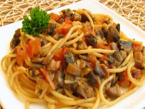 Спагетти с грибами и помидорами